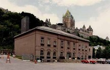 View of the main entrance to the Old Customs House with the Château Frontenac in the background, 1994.; Parcs Canada | Parks Canada, 1994.