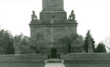 View of the base of Brock's Monument, showing its low enclosing wall set on a slightly elevated platform, 1989.; Parks Canada | Parcs Canada, 1989.