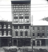 Élévation principale de l'Édifice Bate après une agrandissement en décembre 1907.; Library and Archives Canada/Bibliothèque et Archives Canada, PAC, PA 42267, 1907.