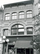 Vue générale montrant la façade principale de l'édifice Slater, 1985.; Parcs Canada | Parks Canada, 1985.