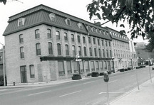 Vue en angle montrant l’hôtel Revere et l'édifice Mansfield, 1985; Parcs Canada | Parks Canada, M. Trépanier, 1985.