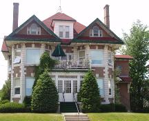 Construit pour l'homme d'affaires éminent R. N. Wyse, cette résidence est un bâtiment significatif du début du vingtième siècle.  Il est situé sur le périmètre de Parc de Victoria de Moncton. ; Moncton Museum
