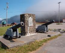Two cannon and a provincial commemorative marker on the site of the former Fort Frederick, Placentia, Newfoundland, August 2005.; HFNL/Dale Jarvis 2005
