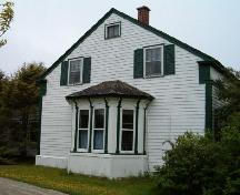 Side elevation showing bay window, Crowell-Smith House, Barrington Passage, 2004; Heritage Division, Nova Scotia Department of Tourism, Culture and Heritage, 2004