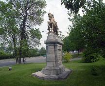Socle de la Statue-Équestre-de-Saint-Georges; Ministère de la Culture et des Communications, Jean-François Rodrigue, 2004