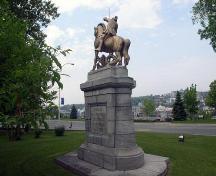 Socle de la Statue-Équestre-de-Saint-Georges; Ministère de la Culture et des Communications, Jean-François Rodrigue, 2004