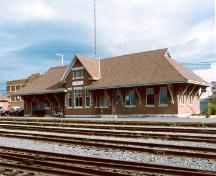 Photo prise de l'extérieur; (Cliché Ethnotech inc, 1992.)