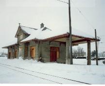 Photo prise de l'extérieur; (C1. Ethnotech inc., 1991.)