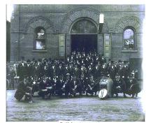 Photographie de la fanfare et des membres de l'Orange Lodge devant l'Orange Hall (l'Opera House), 1904.; PANB, P6-294