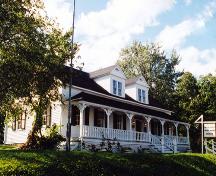 Cette image illustre le véranda avant et les deux  lucarnes.; PNB 2003