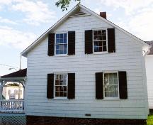 Vue de côté de l'édifice qui illustre les quatre ouvertures fenestrales de cette face.; PNB 2003