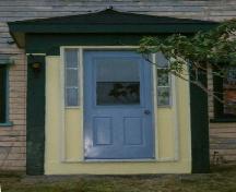 Detail of front entry of the Benjamin B. Porter House, Cedar Lake, Yarmouth County, NS, 2006.; Heritage Division, NS Dept. of Tourism, Culture & Heritage, 2006