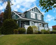 Front elevation showing front entrance and verandah, Etherington-Robertson House, Shelburne, 2004.; Heritage Division, NS Dept. of Tourism, Culture and Heritage, 2004