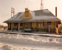 Photo prise de l'extérieur; (Murray Peterson, 1992.)