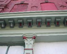 Cette image montre une section de la corniche en saillie, les dentilles et la section supérieure d'une colonne.; City of Saint John 2004