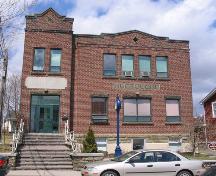 Vue de la façade principale prise du Boulevard Irving; M. D'Astous