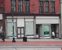 Cette image montre la devanture à trois entrées, les colonnes et la corniche de la devanture, 2004; City of Saint John