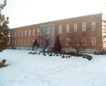 Photo extérieur; Higgs Cameron Cyr and Wilson Ltd., Real Estate Appraisers and Consultants, "Asset Management Report: Forintek Building, 800 Montreal Road, Ottawa, Ontario," prepared for Real Property Branch, Public Works and Government Services Canada, National Capital