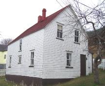View of front and side facades of the Cluett House, Belleoram. Photo taken May 2006.; HFNL/Andrea O'Brien 2006