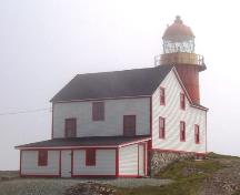 Exterior photo of Lighthouse Keeper's Dwelling, Ferryland, NL loking east. Photo taken May 2006.; HFNL/Andrea O'Brien 2006