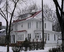 View from South-West of 269 Leopold Crescent highlighting the front facade and Georgian-Revival style of the building, 2006; Saskatchewan Architectual Heritage Society, Ross Herrington, 2006.