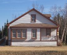 View looking south of the front facade of Hewlett House, Robert's Arm, NL. ; HFNL/Andrea O'Brien 2006