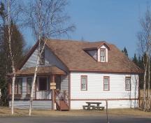 View looking southeast of the front and side facades of Hewlett House, Robert's Arm, NL. ; HFNL/Andrea O'Brien 2006