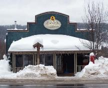 Vue de la façade du café d'la vieille forge prise en hiver.; Société historique du Madawaska