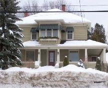 Vue de la façade de la maison du Dr Honoré Cyr en hiver.; Société historique du Madawaska