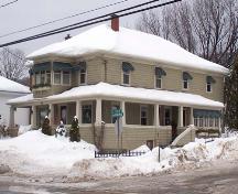 Vue de côté de la maison du Dr Honoré Cyr; Société historique du Madawaska