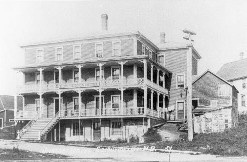 Façade de la Praga Hotel en 1951.