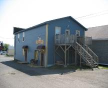 Arrière du bâtiment, entrées des deux autres commerces et de l'appartement au 2ème étage.; Town of Tracadie-Sheila