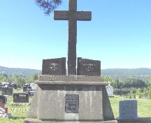 Monument de granite dédié aux ancêtres sur lequel est posé une plaque de bronze contenant les noms de ceux-ci.; Société historique du Madawaska.