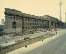Vue de l'entrée principale du Gare Union, 1989.; Parks Canada Agency/Agence Parcs Canada, 1989.