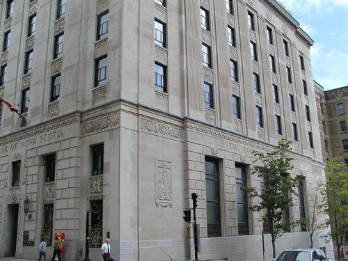 Side and front façades