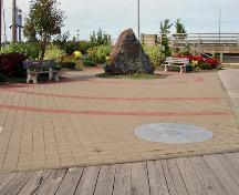 Le cairn, les plaques d'identification en pierre et la pierre portant une inscription honorent les premiers colons permanents qui sont arrivés à Moncton.
; Moncton Museum