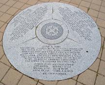 Le pierre portant une inscription en anglais, en français et en allemand.; Moncton Museum