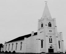 L'église vue du côté sud-ouest; La Société historique de la Valleé de Memramcook