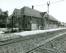 Corner view of the station showing the southwest façade; Parks Canada Agency/Agence Parcs Canada, 1971.