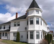 Le presbytère de la paroisse Saint-Jean-Baptiste - vue du boulevard Irving; M. D'Astous
