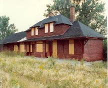 Corner view of Canadian Pacific Railway Station, showing both the front and side façades, 1990.; Cliché Ethnotech Inc., 1990.