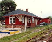 Vue en angle de la gare ferroviaire, 1990.; Cliché Ethnotech Inc., 1990.