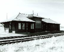 Vue en angle de la Gare ferroviaire Canadien Pacifique, qui montre les façades de l'arrière et du côté.; Great Plains Research, B. Potyondi, April 1991.