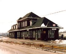 Corner view of Canadian Pacific Railway Station, showing both the back and side façades.; Photographie Jacqueline hallé, 1991.