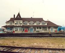 Vue de l'arrière de la gare ferroviaire, 1991.; Murray Peterson, 1991.