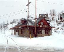 Vue avant de la gare ferroviaire, 1991.; C1. Ethnotech inc., 1991.