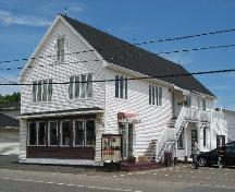 Wade Surplus d'armée - vue avant et latéral du bâtiment; Town of Tracadie-Sheila
