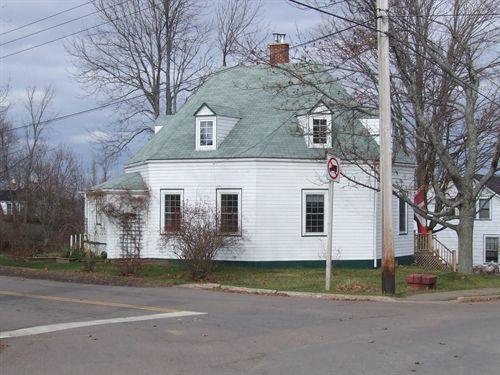 Fraser Octagon House, corner view