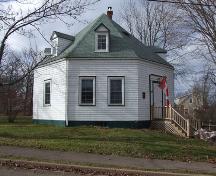 Fraser Octagon House, view from Maple Avenue, Tatamagouche, NS, 2006.; Heritage Division, NS Dept. of Tourism, Culture and Heritage, 2006.