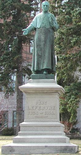 Statue Lefebvre, vue rapprochée